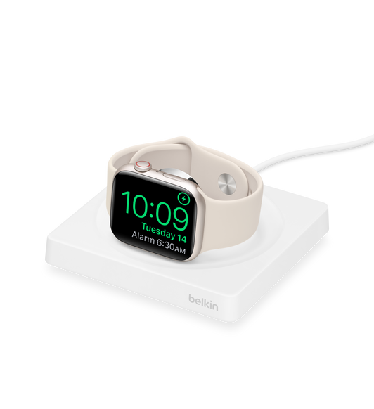 Hurtigladeren Boost Charge Pro Portable i hvit fra Belkin til Apple Watch er en magnetisk hurtigladingsmodul til Series 8 og Apple Watch Ultra.