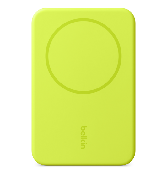 Vista frontal de la batería externa magnética BoostCharge Pro de Belkin que muestra la forma rectangular con esquinas redondeadas, el soporte de carga circular en la parte superior y el logotipo de Belkin en la parte inferior