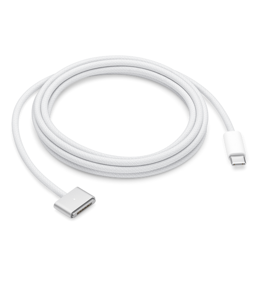 Bílý USB‑C/MagSafe 3 kabel (2metrový) s magnetickým konektorem, který navede zástrčku do napájecího portu notebooku Mac.