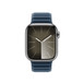 Vorderansicht des Armbands mit Magnetverschluss in Pazifikblau mit dem Zifferblatt der Apple Watch und der Digital Crown