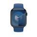 Bracelete Solo azul mar a mostrar o Apple Watch com caixa de 45 mm e Digital Crown.