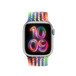 Pletený navlékací řemínek Pride Edition pro Apple Watch se sladěným ciferníkem Pride Radiance, volně plynoucí barvy prolínají řemínek s ciferníkem