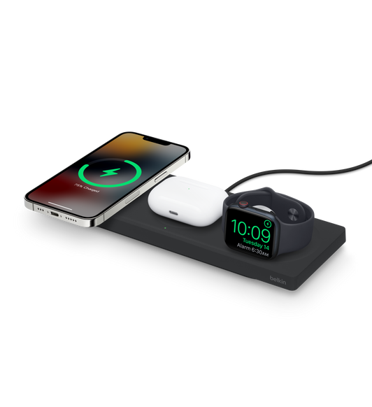 La surface de recharge sans fil Boost Charge Pro 3-en-1 avec MagSafe de Belkin permet de recharger simultanément un iPhone, un étui de recharge sans fil pour AirPods et une Apple Watch.