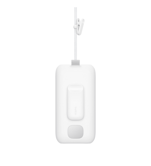 Vue arrière, étui pour batterie de Belkin blanc, forme rectangulaire, coins arrondis, côtés droits. Ouverture carrée sous la pince, languette gris foncé sur le dessus, comprend une pince pour le câble intégré de la batterie d’Apple Vision Pro