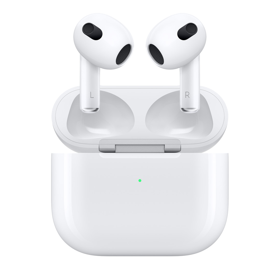 Vista frontal de los AirPods (tercera generación) sobre un estuche de carga abierto totalmente cargado.