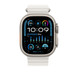 Pulseira Oceano branca, mostrando a caixa de 49 mm, o botão lateral e a Digital Crown do Apple Watch.