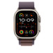 Image montrant le bracelet Alpin indigo, une Apple Watch 49 millimètres, le bouton latéral et la Digital Crown