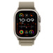 Pulseira loop Alpina oliva mostrando o Apple Watch com caixa de 49 mm, o botão lateral e a Digital Crown.