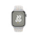 Pulseira esportiva Nike platina (branca) mostrando o Apple Watch com caixa de 41 mm e a Digital Crown.
