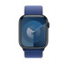 Imagem da frente da pulseira loop esportiva azul-oceano, em que aparecem o mostrador do Apple Watch e a Digital Crown.
