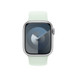 Pulseira loop solo menta-suave mostrando a caixa de 41 mm e a Digital Crown do Apple Watch.