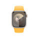 Pulseira esportiva solar mostrando a caixa de 41 mm e a Digital Crown do Apple Watch.
