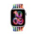 Pulseira loop solo trançada edição Orgulho para Apple Watch com mostrador Brilho do Orgulho, as cores entrelaçadas combinam com a pulseira e o mostrador.