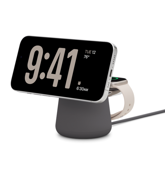 Belkin BOOST CHARGE PRO 2-in-1 Wireless Charging Dock พร้อม MagSafe มี iPhone ที่กำลังชาร์จในตำแหน่งแนวนอน ที่มี Apple Watch อยู่ด้านหลังและกำลังชาร์จเช่นกัน และสายชาร์จ USB-C ที่ด้านล่าง