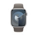 สายแบบ Sport Band สีเทาโคลน (น้ำตาล) แสดงให้เห็นตัวเรือน Apple Watch 45 มม. และ Digital Crown