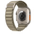 橄欖色登峰手環，並展示 Apple Watch Ultra 背面的健康感應器及充電區域