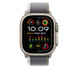 Dây Quấn Trail Màu Xanh Lá và Xám được thể hiện cùng Apple Watch với vỏ 49mm, nút sườn và Digital Crown.