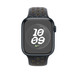 Dây Đeo Thể Thao Nike Màu Trời Đêm Thẳm (đen) được thể hiện cùng Apple Watch với vỏ 45 mm và Digital Crown.