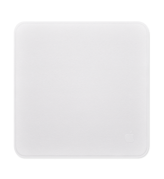 抛光布，展示圆角方形设计和右下角压印的 Apple 标志。