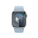 สายแบบ Sport Band สีฟ้าอ่อน แสดงให้เห็นตัวเรือน Apple Watch 41 มม. และ Digital Crown