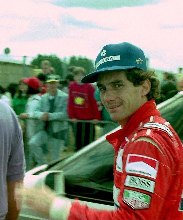 Veja capacete folheado a ouro em homenagem a Ayrton Senna