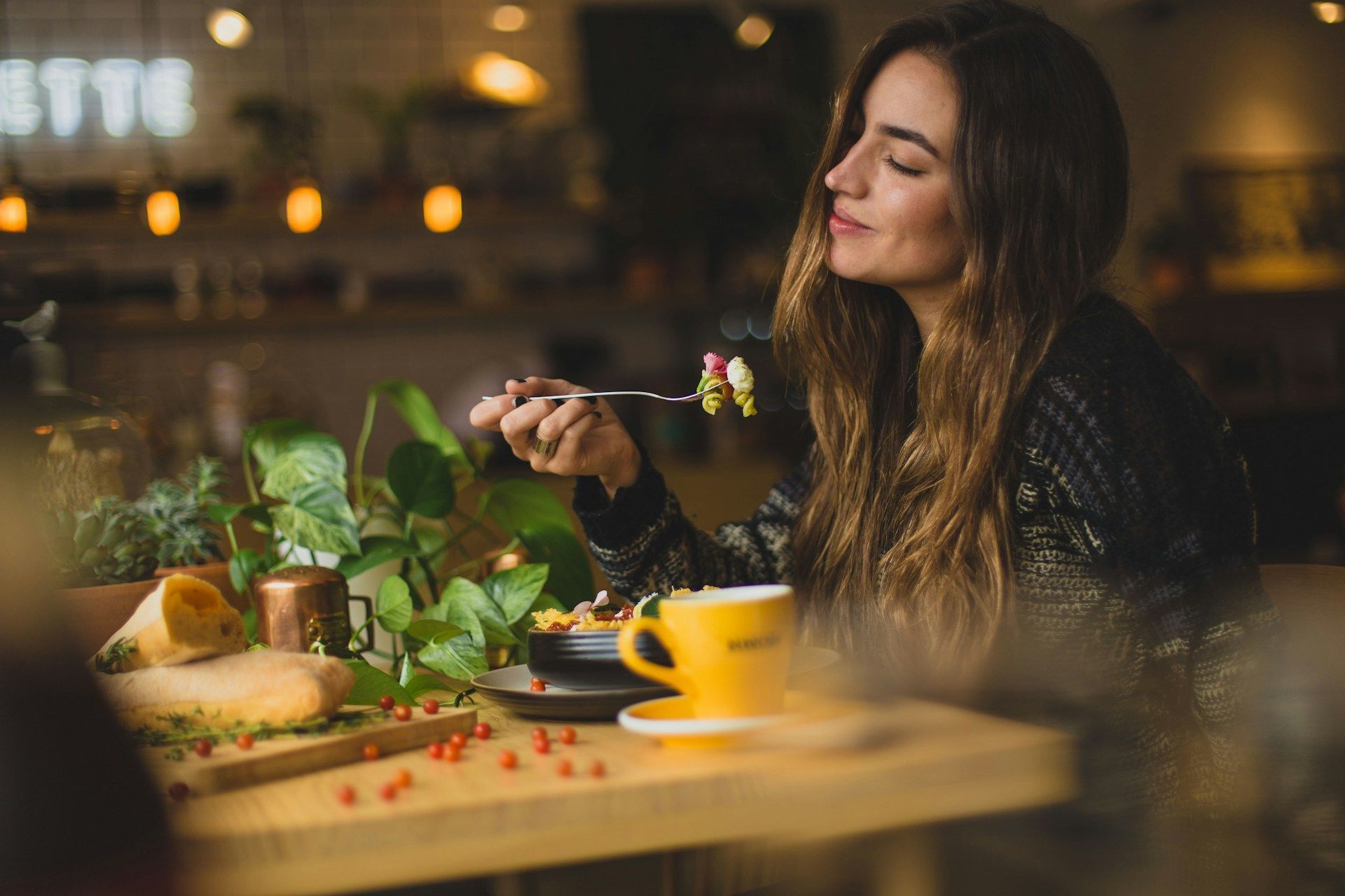 Fome emocional faz mal à saúde? Veja o que especialistas dizem