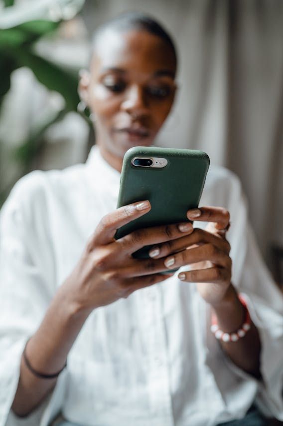 Estudo: Brasileiros dedicam 3 anos e meio da vida adulta ao celular