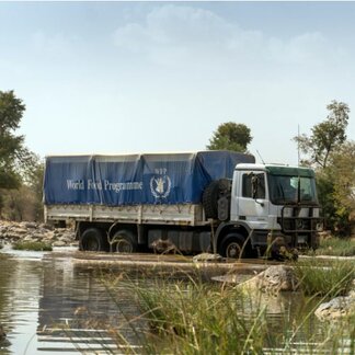 WFP-lastbil som levererar matvaror och andra förnödenheter till avlägsna samhällen i Sudan