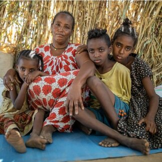  Kvinna och hennes barn, fördrivna på grund av konflikt i Sudan