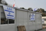 IDFとはイスラエル国防軍（Israel Defense Forces）の略。「ダビデの星」が三陸沖からの海風に はためいて いた。＝2011年4月、宮城県南三陸町　撮影：筆者＝