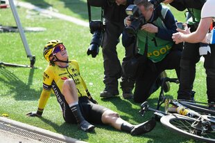 Pauline Ferrand-Prévot liegt nach dem Rennen erschöpft im Gras