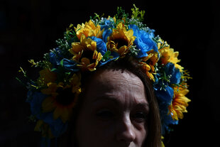 Eine Frau mit einem Blumenkranz auf dem Kopf