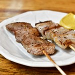 Kushiyaki Dokoro Wa - [左]上たん（希少部位）@300円│[右]大とろ リブロース@300円