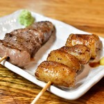 Kushiyaki Dokoro Wa - [右手前]マルチョウ（小腸）@300円│[左奥]イチボ（赤身）@350円