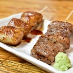 Kushiyaki Dokoro Wa - [右手前]イチボ（赤身）@350円│[左奥]マルチョウ（小腸）@300円