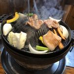 成吉思汗 大黒屋 - 最初はお店の方が焼き方を教えてくれます。