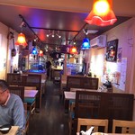 沖縄大衆酒場 島人 - 細長〜い店内