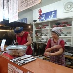 Ekimae Kaiei Ramen - 撮影許可済みの厨房と店主さん！