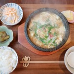 ご飯屋 おもち - 石焼き鶏鍋定食(1080円)です。