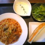 Fooding Cafe Esu - 鶏肉とキャベツのトマトパスタ