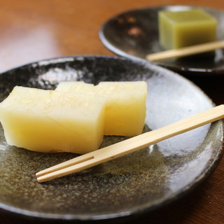 昼に人気の味を夜にも。季節に応じて手作りするデザートあり〼