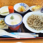 手打ちそば 趣味の店 - ラーメン＆蕎麦セット¥1200の最初に出てきた蕎麦と付け合せ