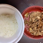 なか卯 - 上の皿に牛丼の具、下の皿にご飯、と容器を分けてくれる心遣い♪