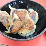 チャイナハウス - 餃子。店名が入るお皿は安くないだろうに。