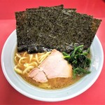 家系ラーメン 沼津家 - ラーメン650円麺硬め。海苔増し70円。