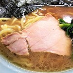 家系ラーメン 沼津家 - チャーシューはいいスモーク感。