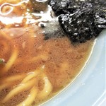 家系ラーメン 沼津家 - バランスのいいスープ。