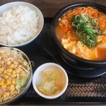 Kalbi Don to Sundubu Senmonten Kan Don Toyomae Ten - ラーメンホルモンスン豆腐（3辛）定食＋サラダ