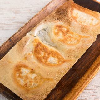 パリパリの羽根がたまらない！多種多様な餃子をお楽しみください