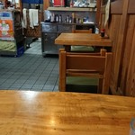 やなぎ家 - 店内厨房方向。